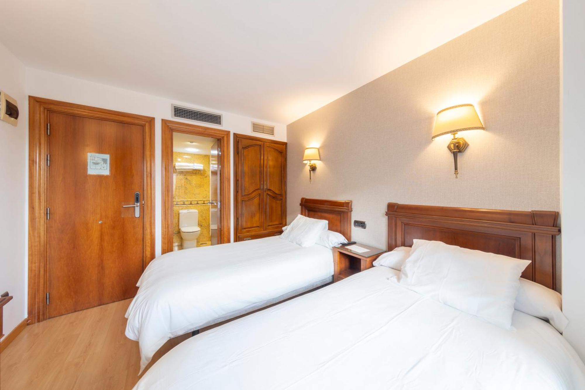 Almazán Hostal Sin Recep24H Puerta De La Villa - Pet Friendly & Restaurante מראה חיצוני תמונה