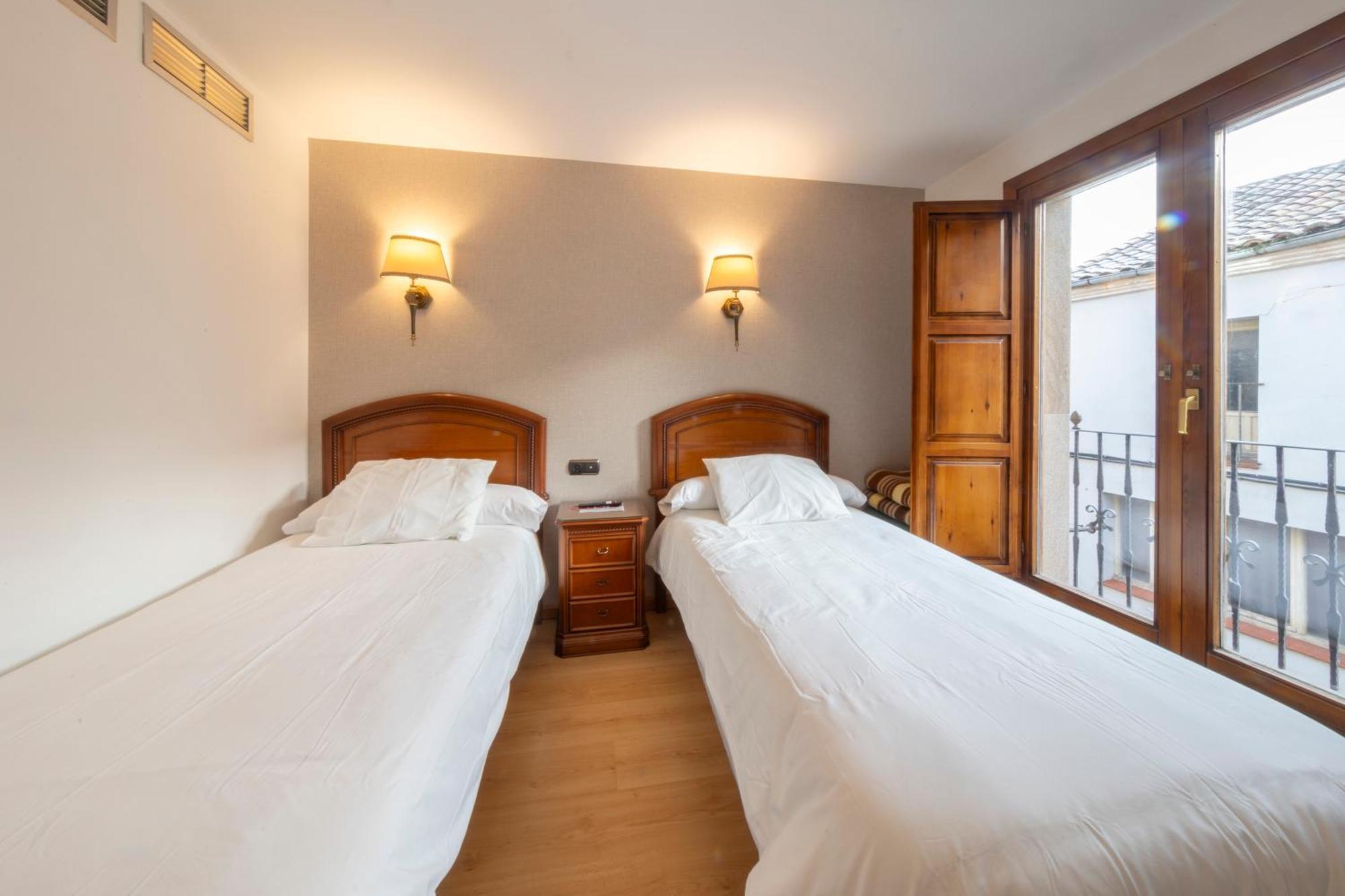Almazán Hostal Sin Recep24H Puerta De La Villa - Pet Friendly & Restaurante מראה חיצוני תמונה