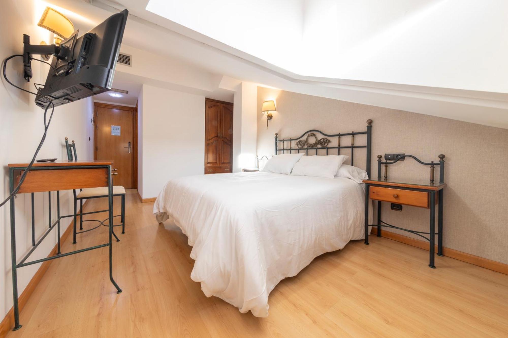 Almazán Hostal Sin Recep24H Puerta De La Villa - Pet Friendly & Restaurante מראה חיצוני תמונה