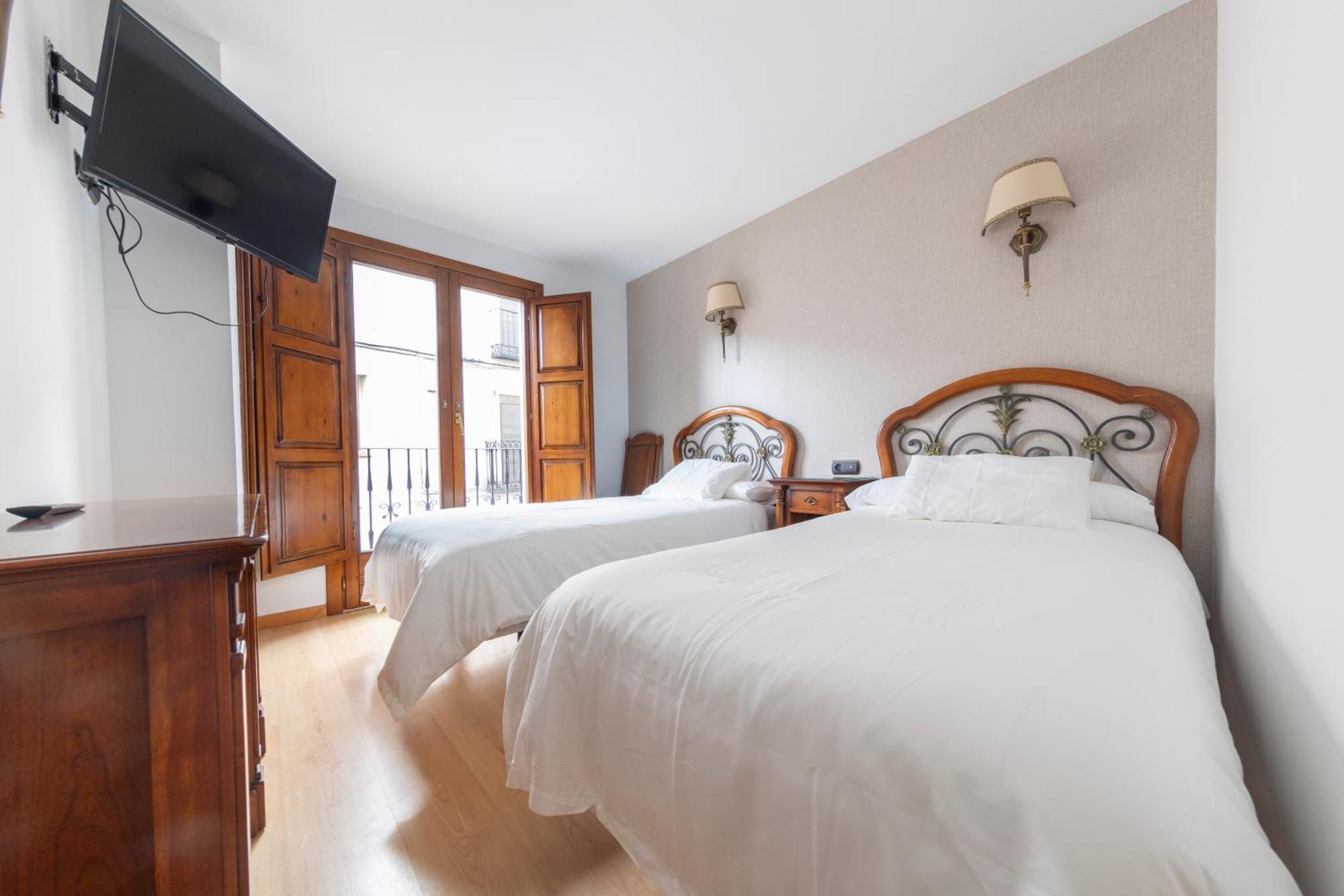 Almazán Hostal Sin Recep24H Puerta De La Villa - Pet Friendly & Restaurante מראה חיצוני תמונה