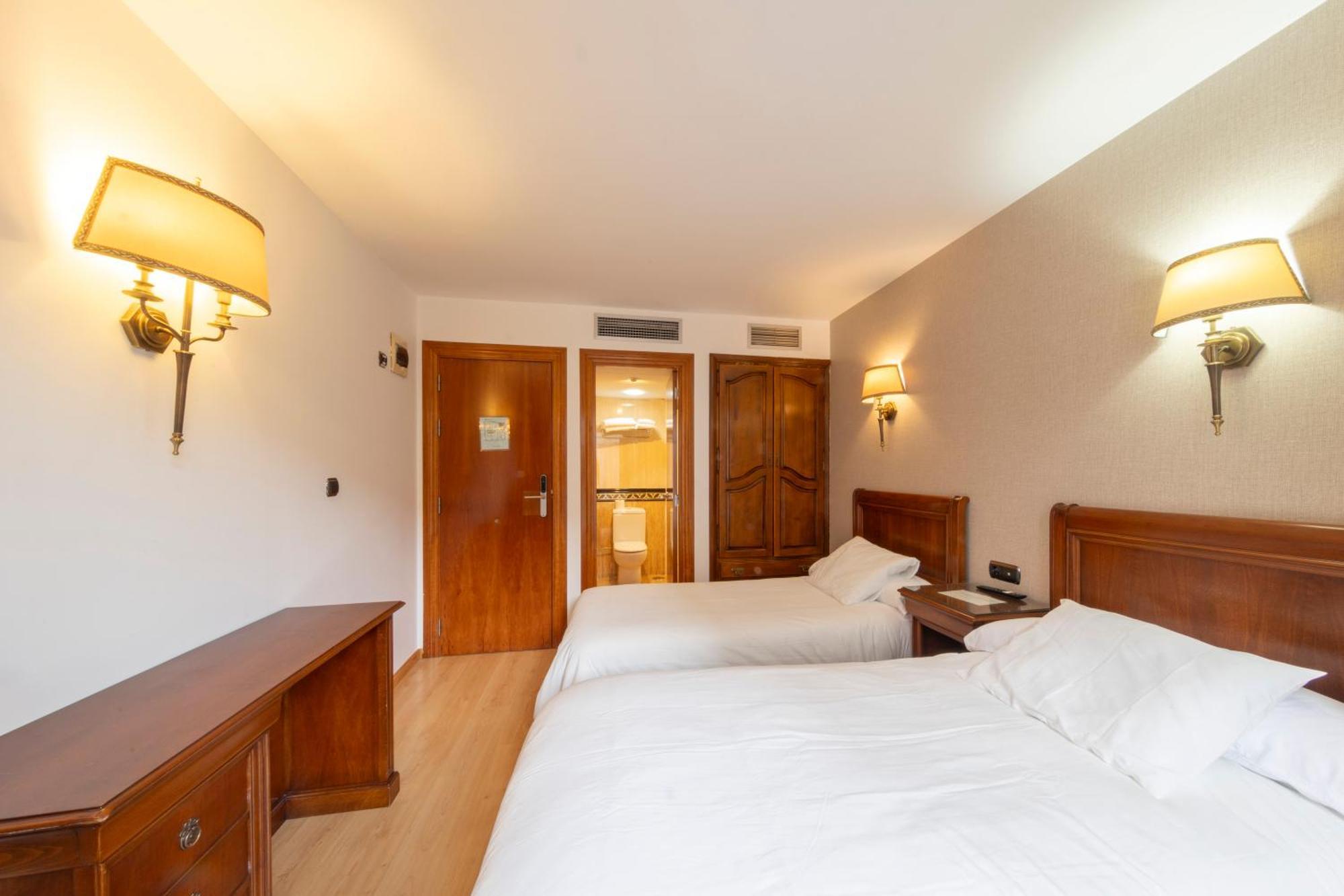 Almazán Hostal Sin Recep24H Puerta De La Villa - Pet Friendly & Restaurante מראה חיצוני תמונה